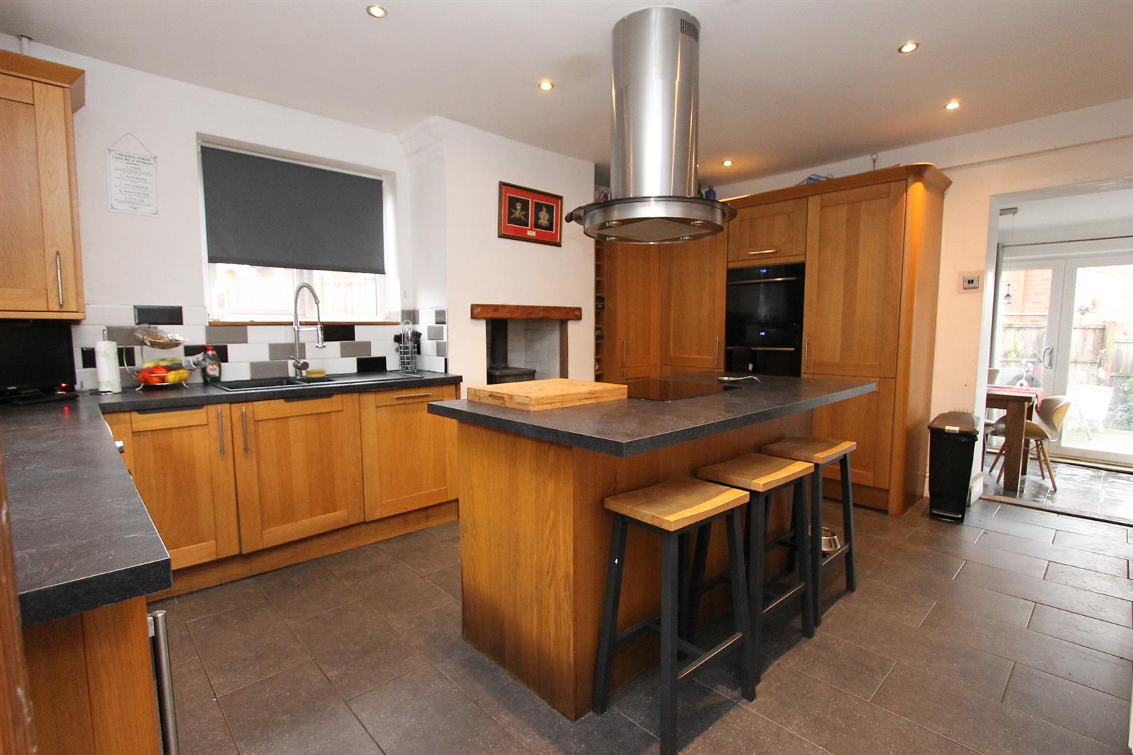 3 bed property in Vicarage Road, Stourbridge